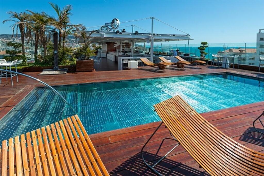 MiM Hotel ponúka takýto luxus na streche, z ktorého sú neuveriteľné výhľady na more, aj na mestečko Sitges.