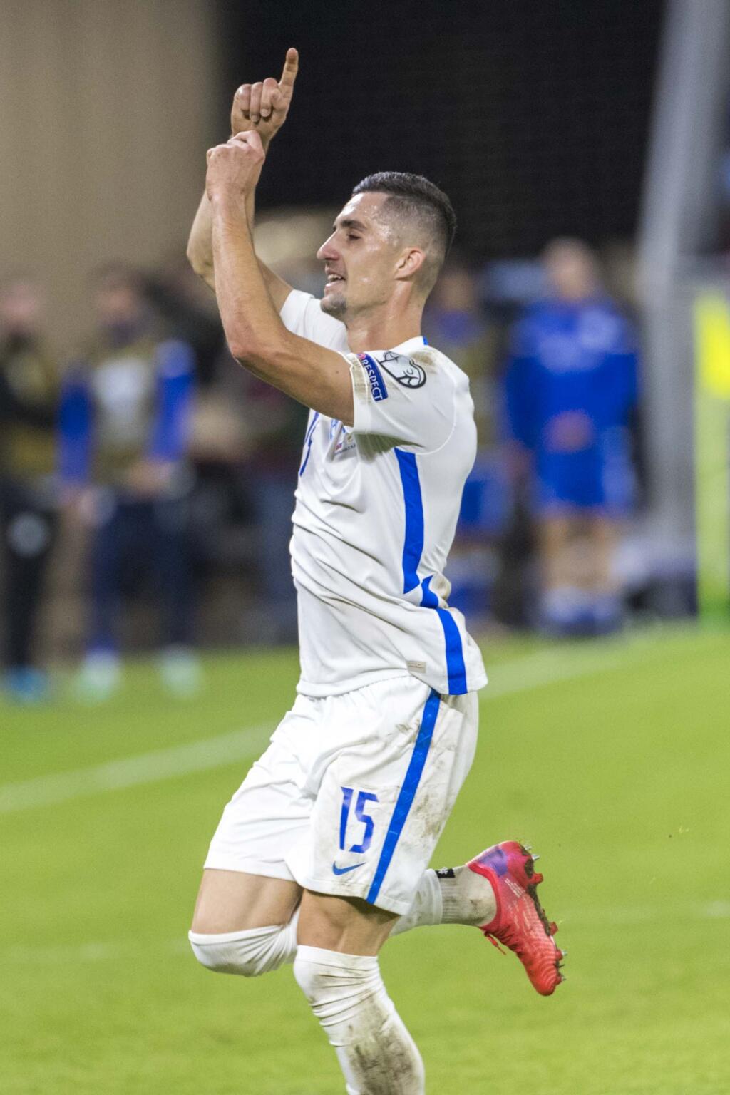 Radosť Martina Koscelníka po góle na 2:0. Pravý bek skóroval z úctihodnej diaľky krásnou strelou k žrdi.