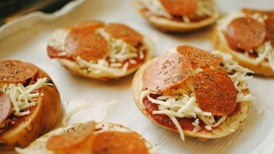 Nevyhadzujte zoschnuté pečivo, môžete z neho spraviť domáce pizza lahôdky.