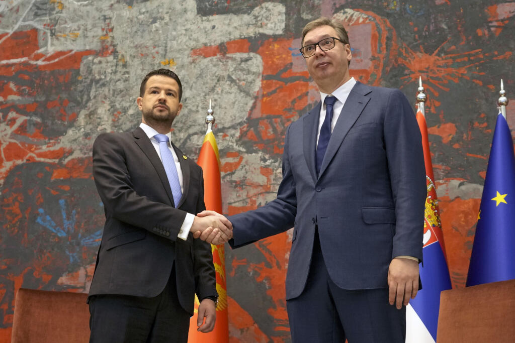 Srbský prezident Aleksandar Vučič (vpravo) si podáva ruku so svojím čiernohorským partnerom Jakovom Milatovičom pred ich stretnutím v Belehrade 10. júla 2023. Milatovič pricestoval na dvojdňovú oficiálnu návštevu Srbska.