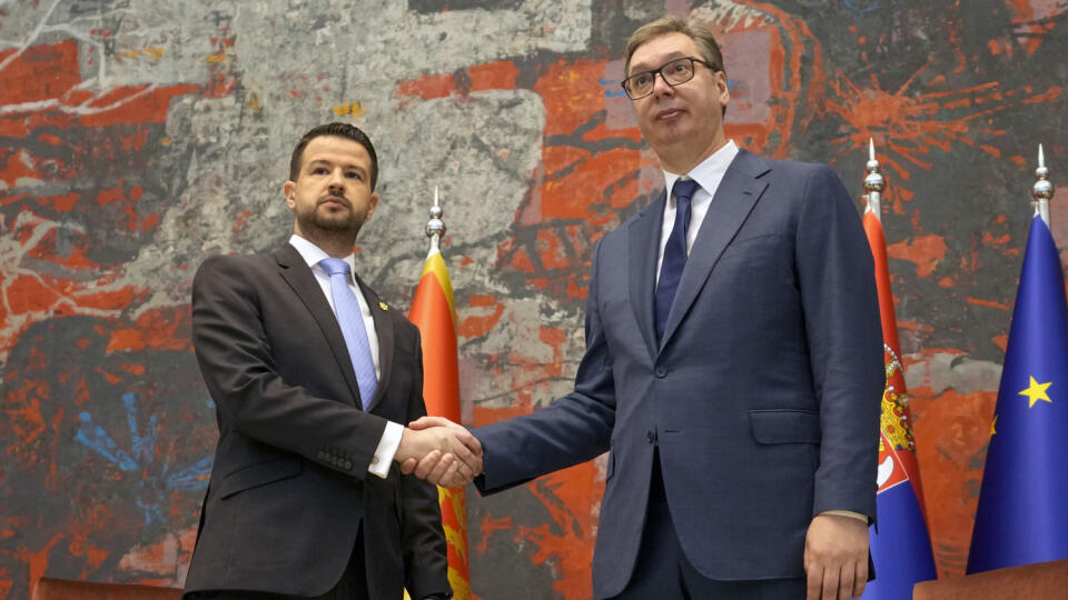 Srbský prezident Aleksandar Vučič (vpravo) si podáva ruku so svojím čiernohorským partnerom Jakovom Milatovičom pred ich stretnutím v Belehrade 10. júla 2023. Milatovič pricestoval na dvojdňovú oficiálnu návštevu Srbska.