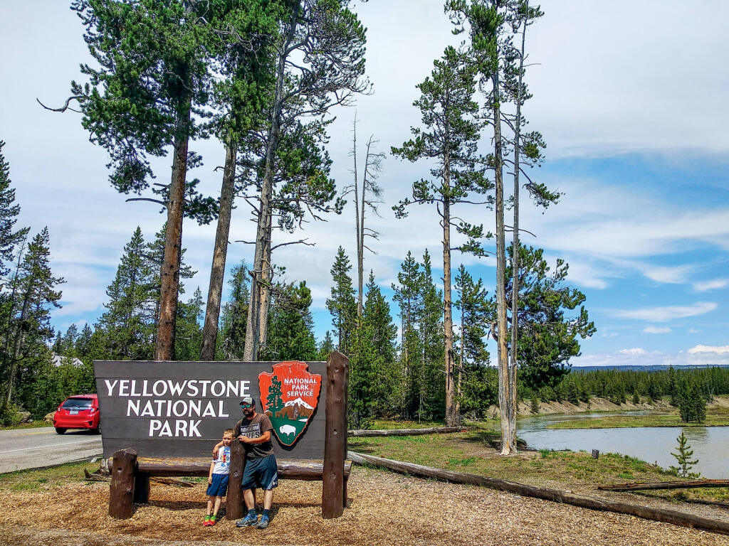 Tabuľa pri vstupe do Yellowstone je obľúbeným miestom na fotografovanie.