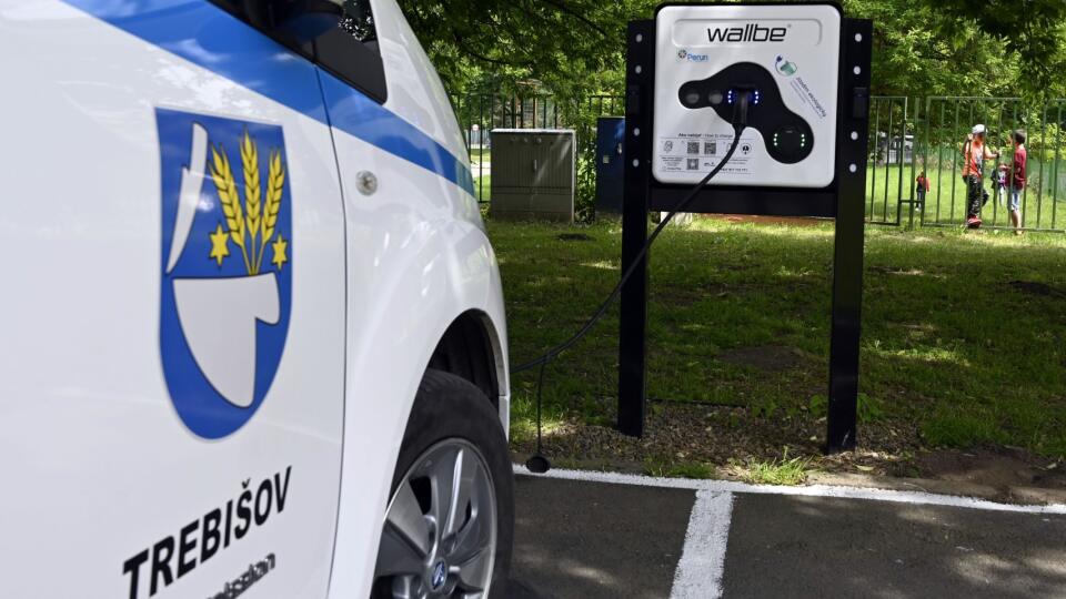 Na snímke sprístupnenie novovybudovanej elektronabíjacej stanice pre elektromobily na ulici J. Kostru v Trebišove za budovou MsKS v stredu 2. júna 2021.