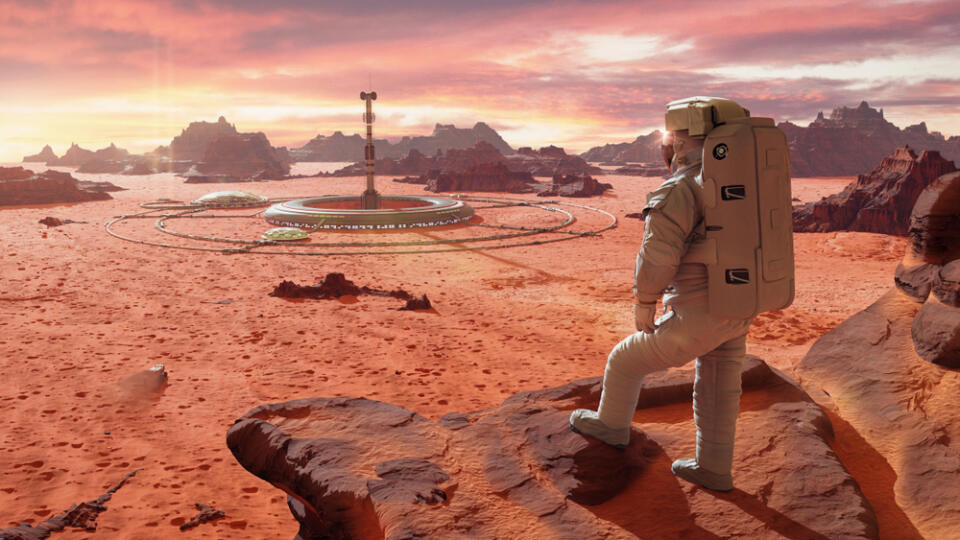 Astronaut,On,Planet,Mars,,Looking,At,A,Martian,Colony,(3d