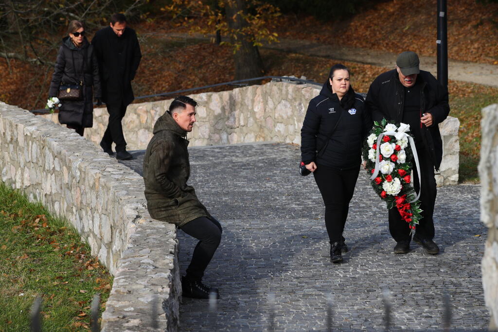 Zronený brankár Jaroslav Janus takto sedel na múriku.
