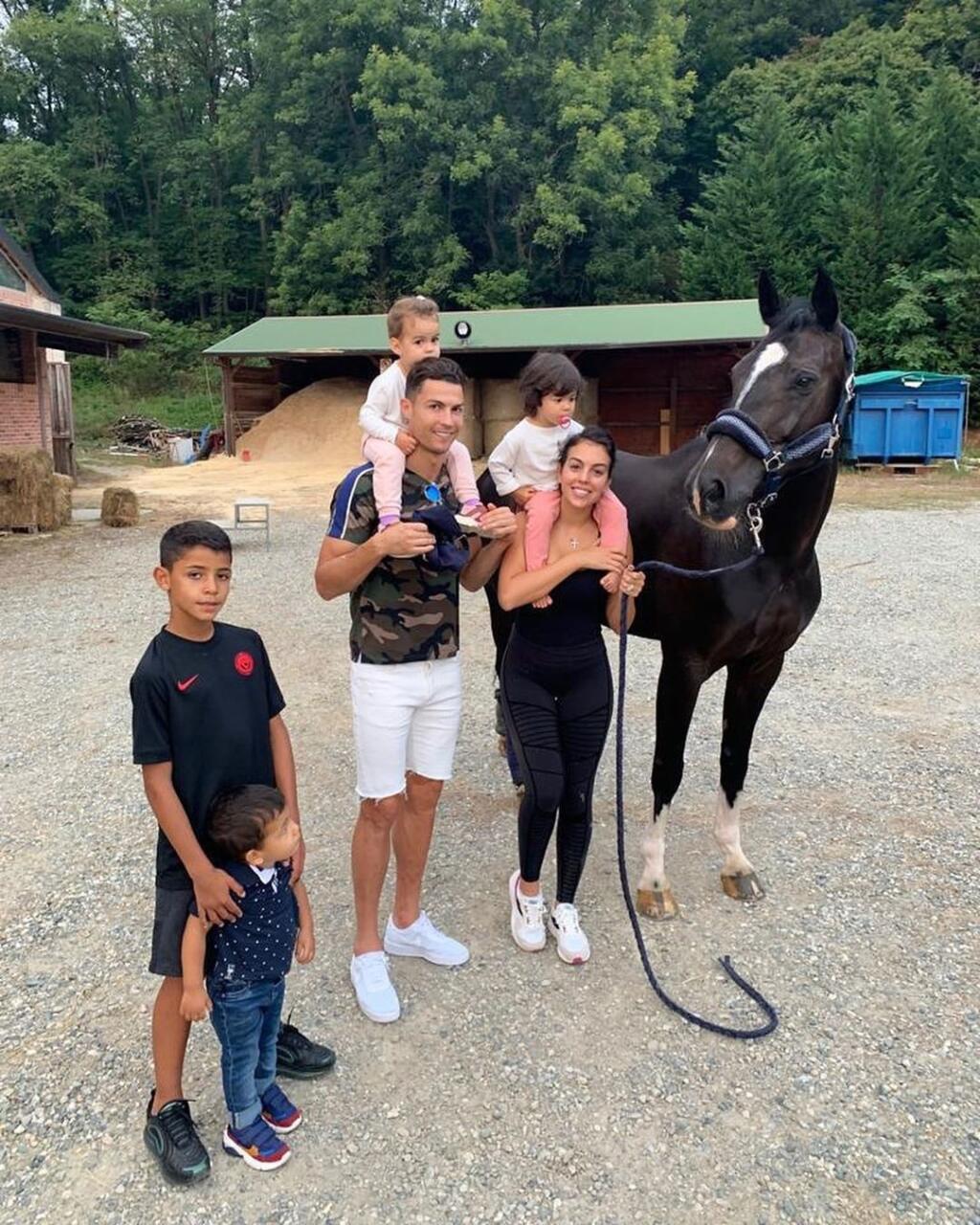 Georgina sa stará o všetky štyri deti Ronalda. Najmladšie z nich je jej vlastné.