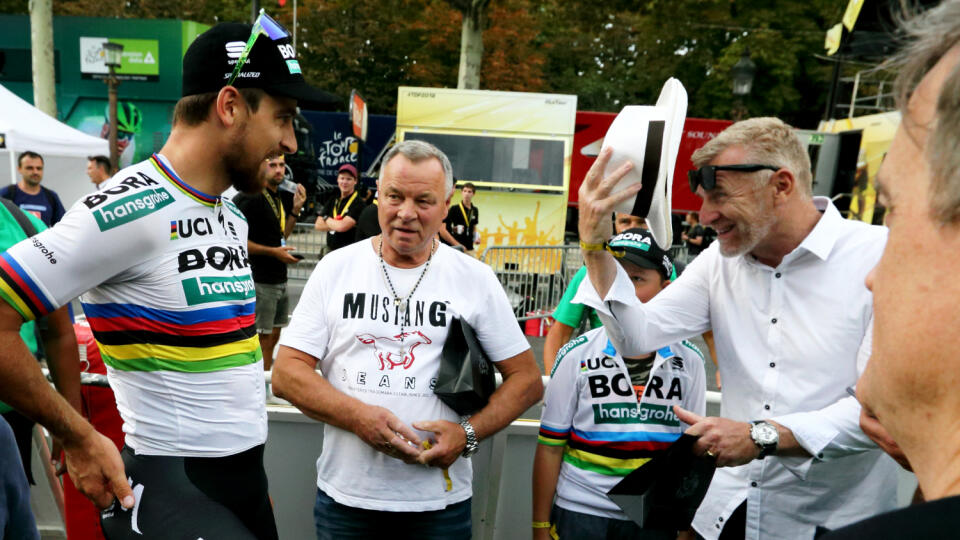 Na archívnej snímke posledná 21. etapa na TDF 2018, v cieli sa Peter Sagan stretol so svojím otcom Ľubomírom Saganom, nevlastným bratom Kristiánom a prezidentom Slovenského zväzu cyklistiky Petrom Privarom.