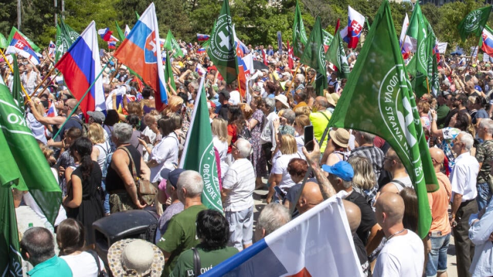 Protest proti očkovaniu a zotročovaniu Slovenska. Zhromaždenie na Námestí slobody v Bratislave organizované iniciatívou Slovensko si nedáme.