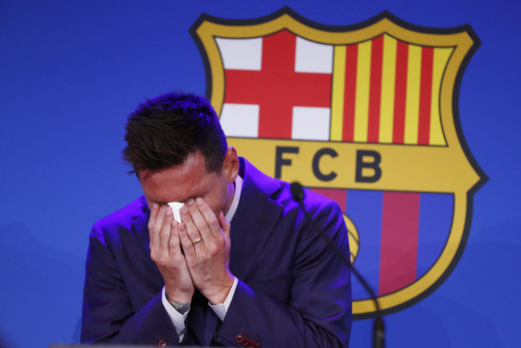 JB 45 Barcelona - Argentínsky futbalista Lionel Messi plače pred začiatkom tlačovej konferencie v Barcelone 8. augusta 2021. Messi v nedeľu na tlačovej konferencii potvrdil odchod z FC Barcelona, v ktorého drese pôsobil celú doterajšiu profesionálnu kariéru. Pred novinármi iba s ťažkosťou zadržiaval slzy. Tridsaťštyriročný Messi pripustil, že jeho nový klub bude Paríž St. Germain. Barcelona si už pre veľké dlhy a sprísnenú finančnú politiku La ligy dlhoročného lídra nemohla ďalej dovoliť. FOTO T