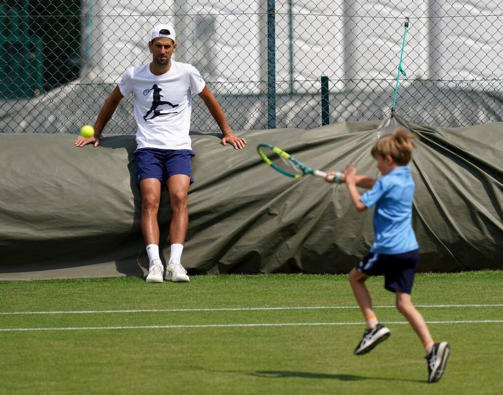 Djokovičovým sparingpartnerom na Wimbledone je aj jeho syn Stefan, s ktorým trénuje na tráve.