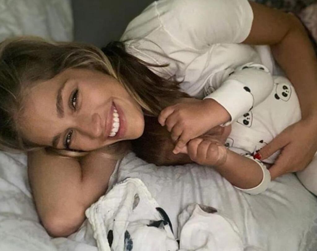 Jasmina sa na Instagrame občas pochváli fotkou so synom.