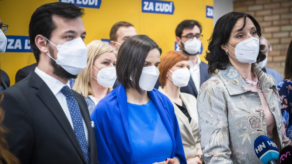 Na snímke podpredsedníčka vlády a ministerka investícií, regionálneho rozvoja a informatizácie SR a predsedníčka Za ľudí Veronika Remišová (vpravo), ministerka spravodlivosti SR a podpredsedníčka Za ľudí Mária Kolíková (uprostred) a podpredseda NRSR podpredseda Za ľudí Juraj Šeliga (vľavo) počas tlačovej konferencie strany Za ľudí k aktuálnej politickej situácii, kde oznámila svoju demisiu v Bratislave 23. marca 2021. FOTO TASR - Jaroslav Novák