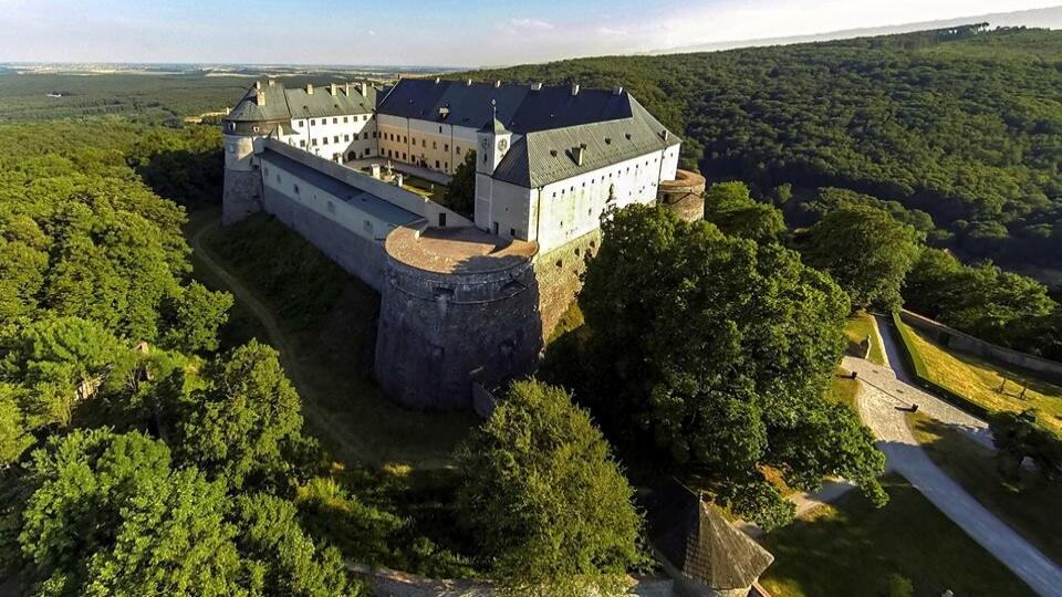 Jeden z najkrajších slovenských hradov - Červený Kameň.