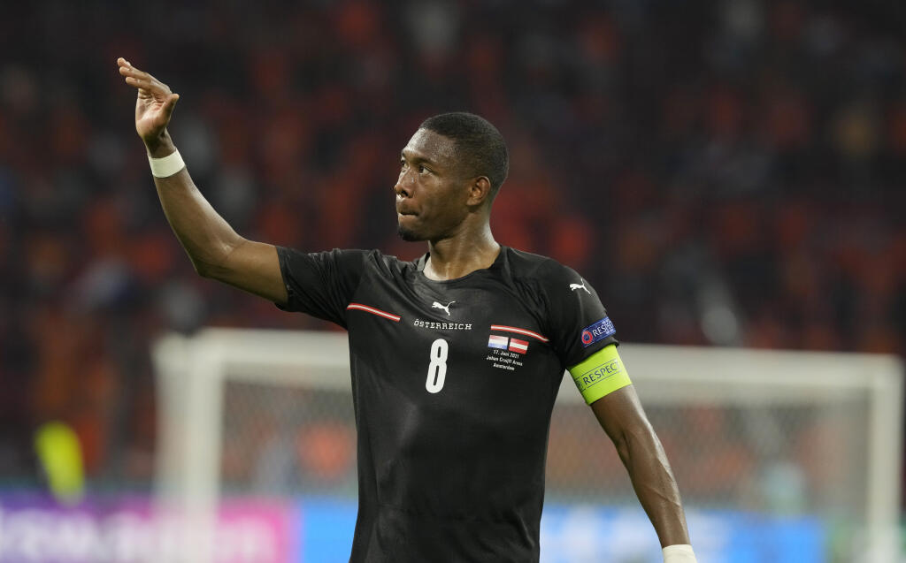 EBE 6 Amsterdam - Na snímke kapitán Rakúska David Alaba sa lúči s fanúšikmi po prehre v zápase C-skupiny Holandsko - Rakúsko (2:0) na ME vo futbale vo štvrtok 17. júna 2021 v Amsterdame.