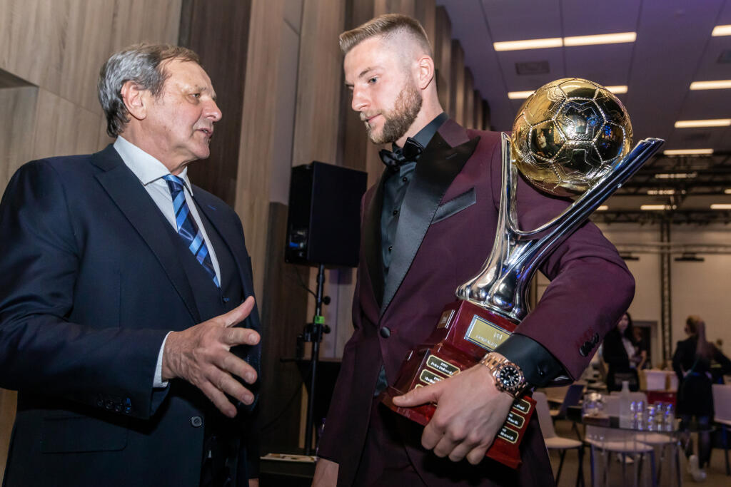 Naše futbalové osobnosti sme sa pýtali, aká možnosť by mala byť hviezdneho stopéra najlepšia.