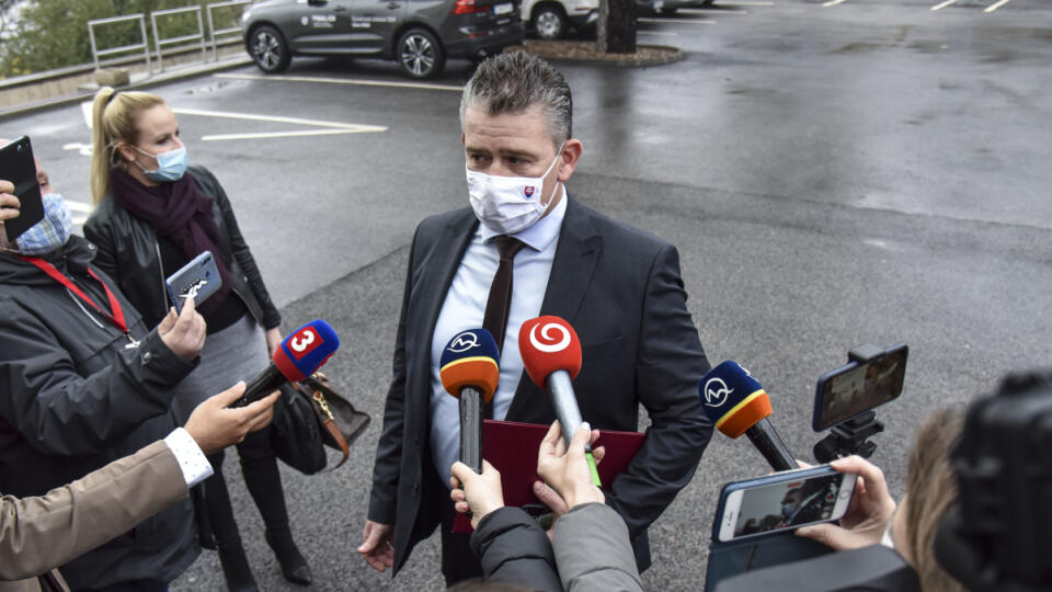 Na snímke minister vnútra SR Roman Mikulec počas príchodu na zasadnutie ústredného krízového štábu SR 16. novembra 2020 v Bratislave. FOTO TASR - Pavol Zachar