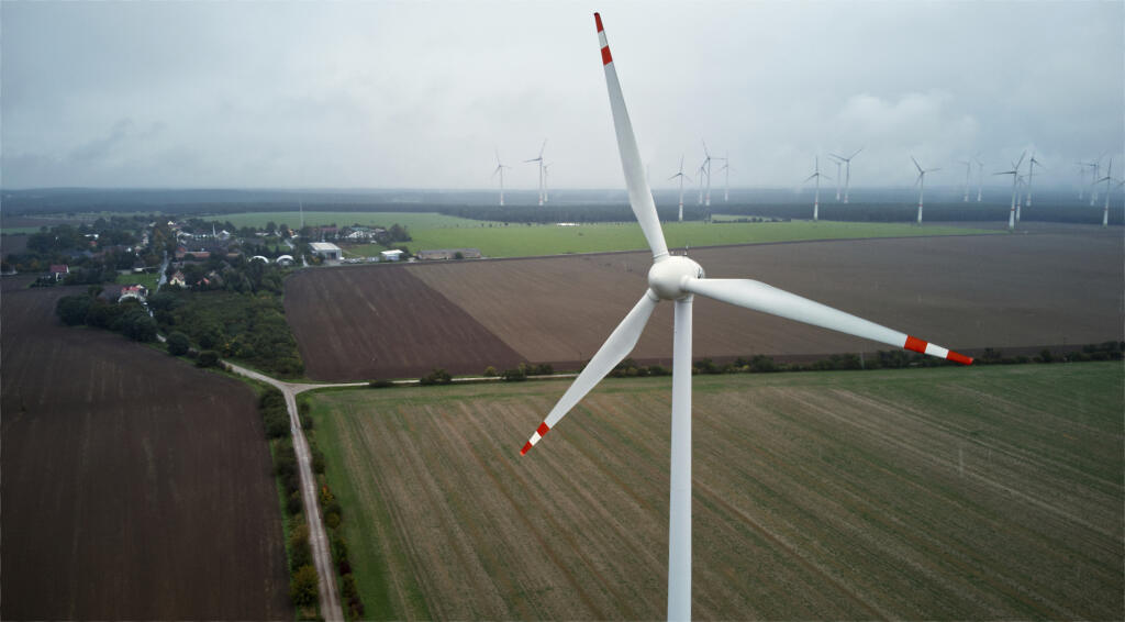 WA 38 Feldheim - Veterné turbíny sa nachádzajú pri obci Feldheim, ktorá leží zhruba 60 kilometrov juhozápadne od Berlína v stredu 28. septembra 2022. Európania v týchto dňoch s obavami otvárajú svoje účty za energie. A pripravujú sa na výrazné zvýšenie cien vzhľadom na energetickú krízu, ktorú vyvolala vojna na Ukrajine, a ktorá ich núti stiahnuť kúrenie a vypínať svetlá. To však nehrozí 130 obyvateľom nemeckej dedinky Feldheim, konštatuje agentúra AP, od ktorej TASR správu prevzala.  Táto malá,