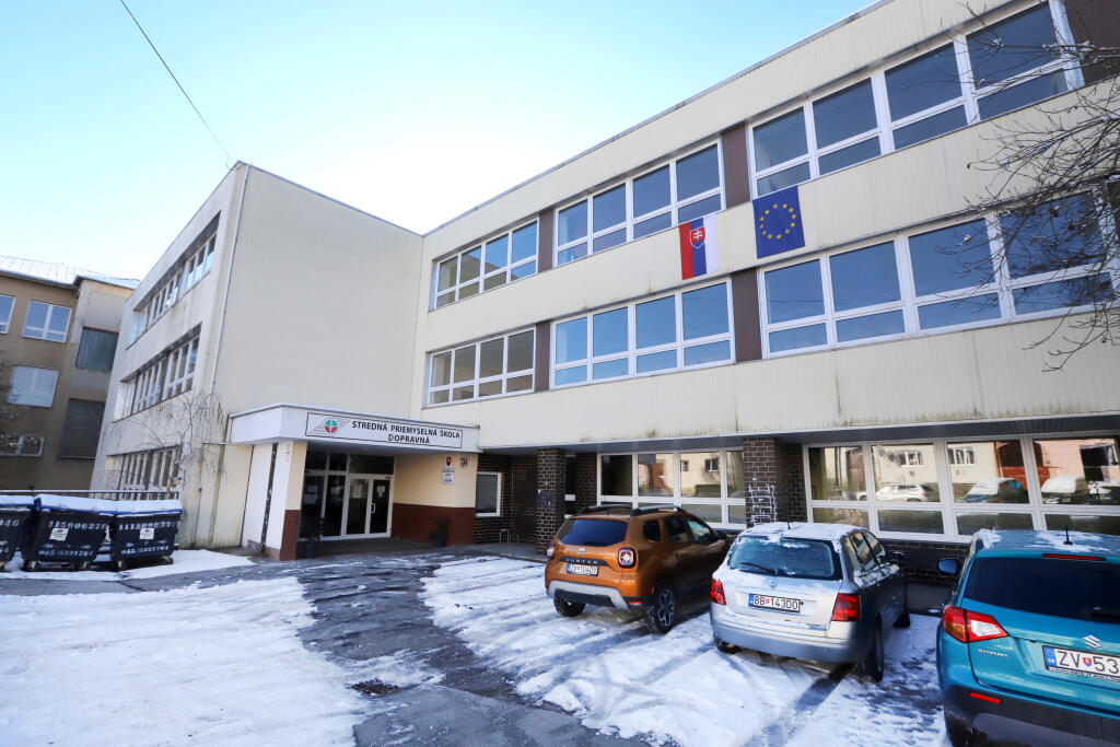 Stredné školy v zriaďovateľskej pôsobnosti Banskobystrického samosprávneho kraja (BBSK) obnovili svoje vyučovanie v prezenčnej forme. Rozhodli o tom riaditelia škôl po zvážení aktuálnej epidemiologickej situácie, na základe výsledkov testovania na ochorenie COVID-19 a tiež záujmu rodičov a žiakov. Na snímke budova Strednej priemyselnej školy dopravnej vo Zvolene 12. februára 2021. FOTO TASR - Ján Krošlák
