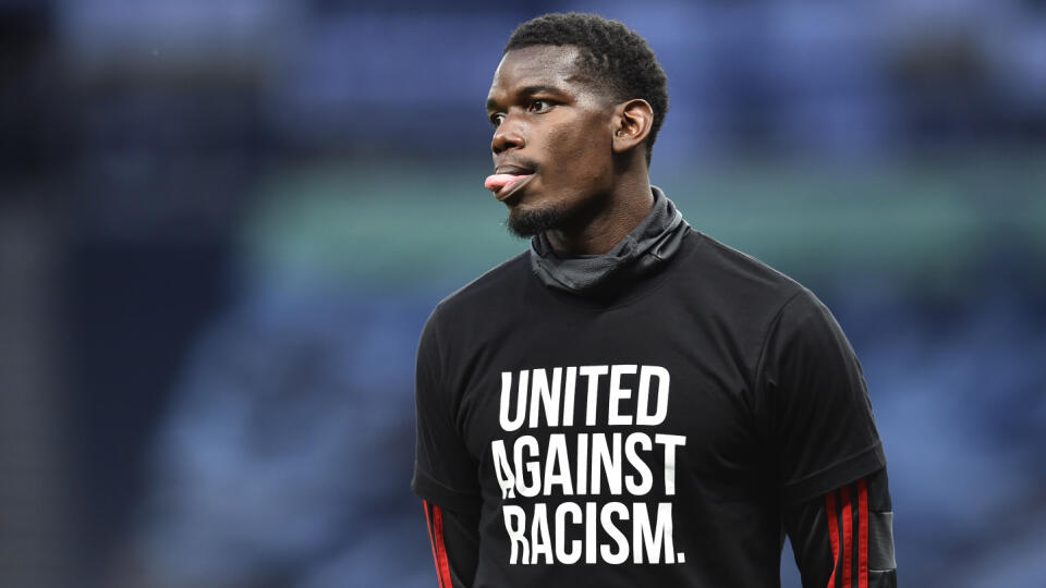 Paul Pogba zostáva v Manchestri.