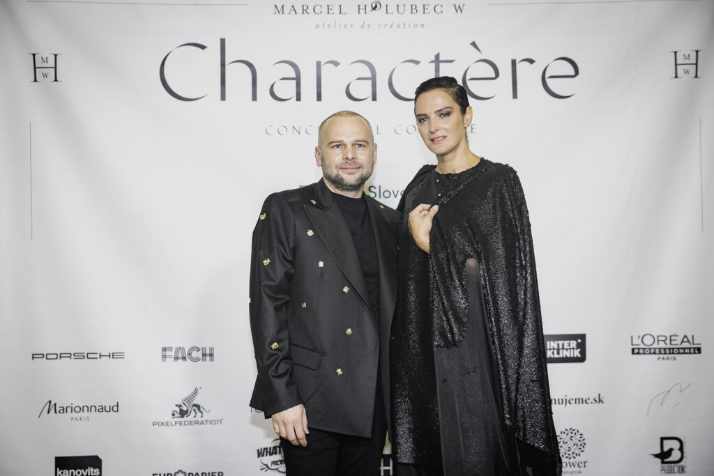 Na snímke Marcel Holubec a Jana Kirschner počas módnej prehliadky Marcela Holubca W s názvom MHW Charactere 2022.