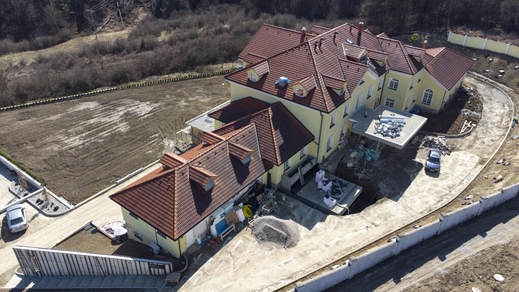 Zo zadnej strany vidieť, že na streche pribudlo niekoľko nových okien.