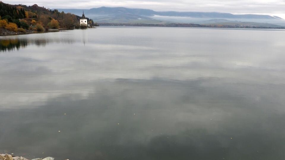 Najfotografovanejšia kostolná veža na Slovensku stojí na brehu Liptovskej Mary.