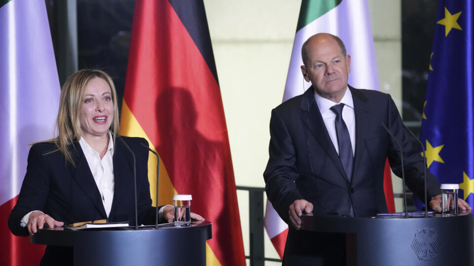 JB 25 Berlín - Nemecký kancelár Olaf Scholz (vpravo) počas spoločnej tlačovej konferencie s talianskou premiérkou Giorgiou Meloniovou po ich stretnutí v Berlíne 3. februára 2023. FOTO TASR/AP
German Chancellor Olaf Scholz, right, and the Prime Minister of Italy, Giorgia Meloni, address the media during a joint press conference after a meeting at the chancellery in Berlin, Germany, Friday, Feb. 3, 2023. (AP Photo/Michael Sohn)