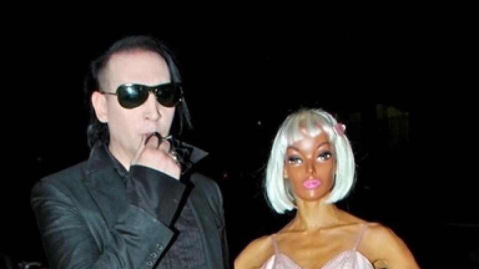 Manson sa poprechádzal
so svojou neslušnou Barbie.