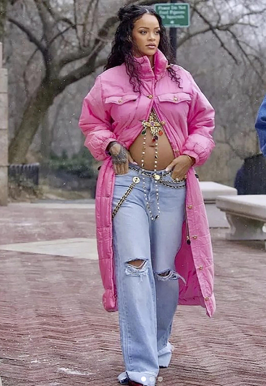 Rihanna momentálne čaká bábätko, no ani to ju nezastaví v mimoriadne odvážnych outfitoch, v ktorých často šokuje a ukáže viac, ako by mala.