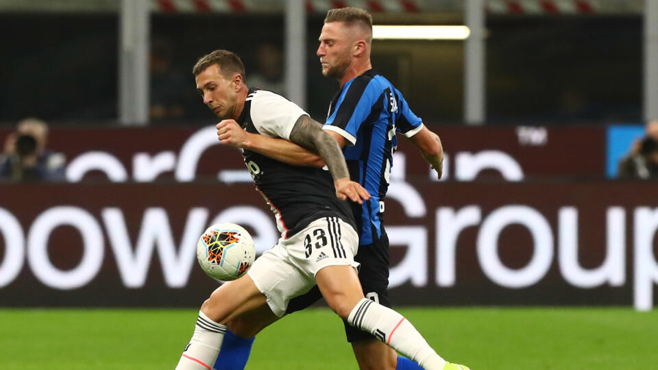 Milan Škriniar v zápase Interu Miláno proti Juventusu Turín.