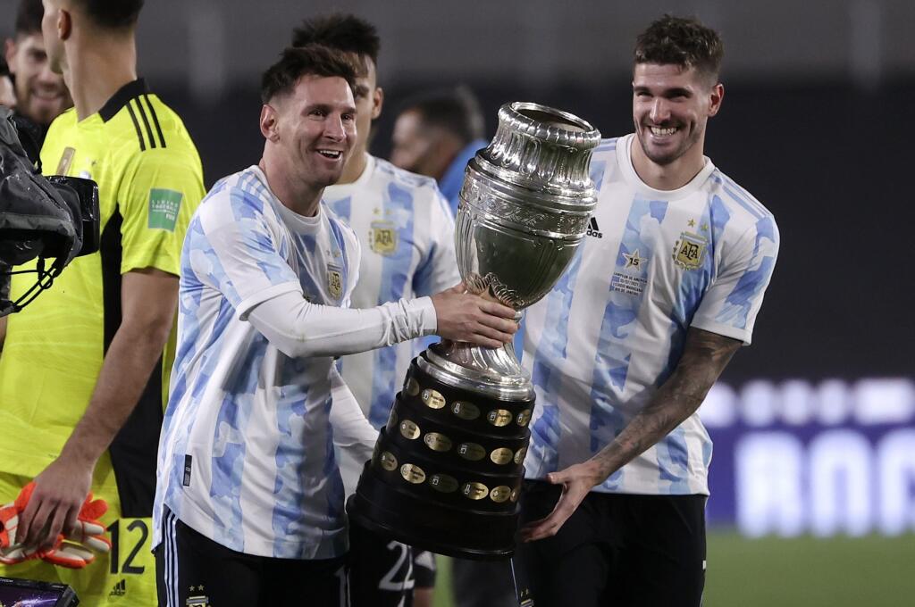 Lionel Messi so spoluhráčmi sa v lete tešil zo zisku trofeje za triumf v Copa America.