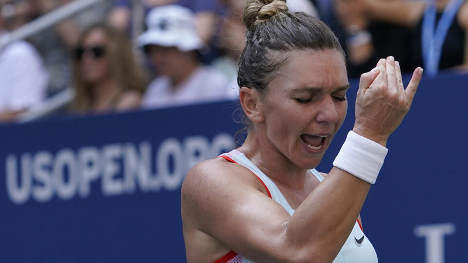 KK9 New York - Rumunská tenistka Simona Halepová reaguje v 1. kole dvojhry proti Ukrajinke Darii Snigurovej na grandslamovom turnaji US Open 29. augusta 2022 v New Yorku. FOTO TASR/AP
Simona Halep, of Romania, reacts during the first round of the US Open tennis championships against Daria Snigur, of Ukraine, Monday, Aug. 29, 2022, in New York. (AP Photo/Seth Wenig)