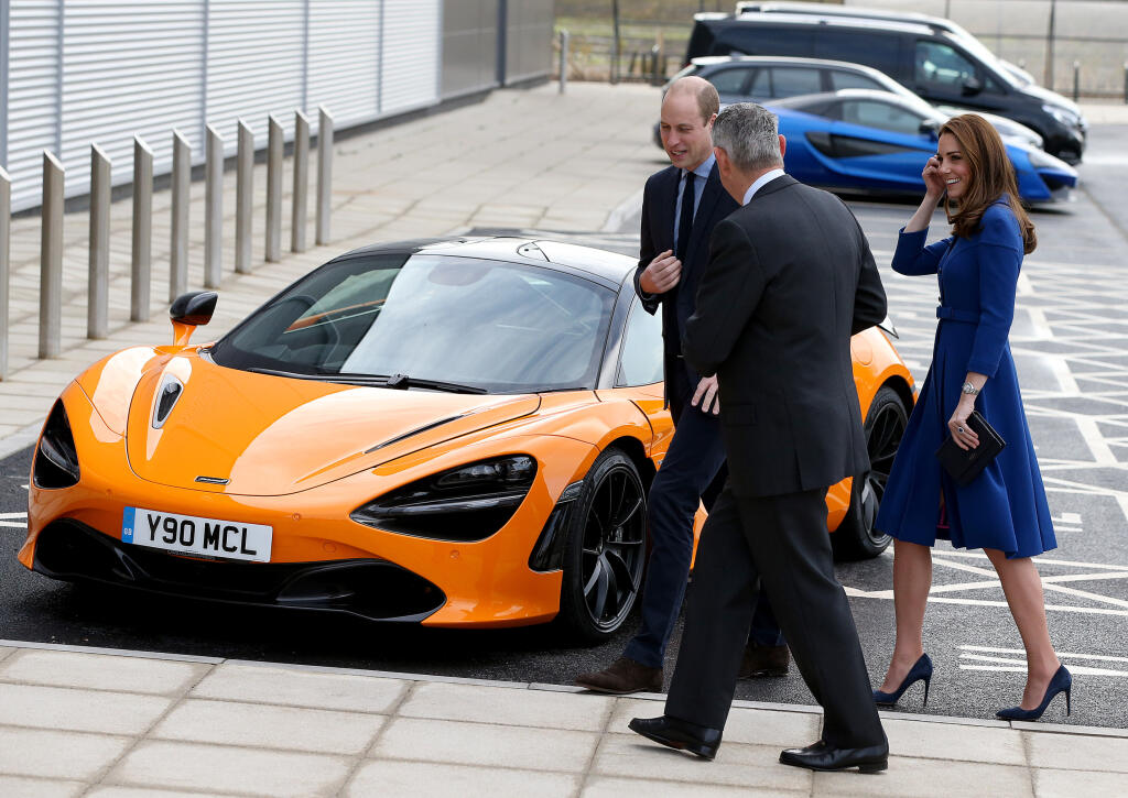Vojvodkyňa v modrých šatách navštívila 14. novembra 2018 továreň automobilky McLaren v Rotherhame.