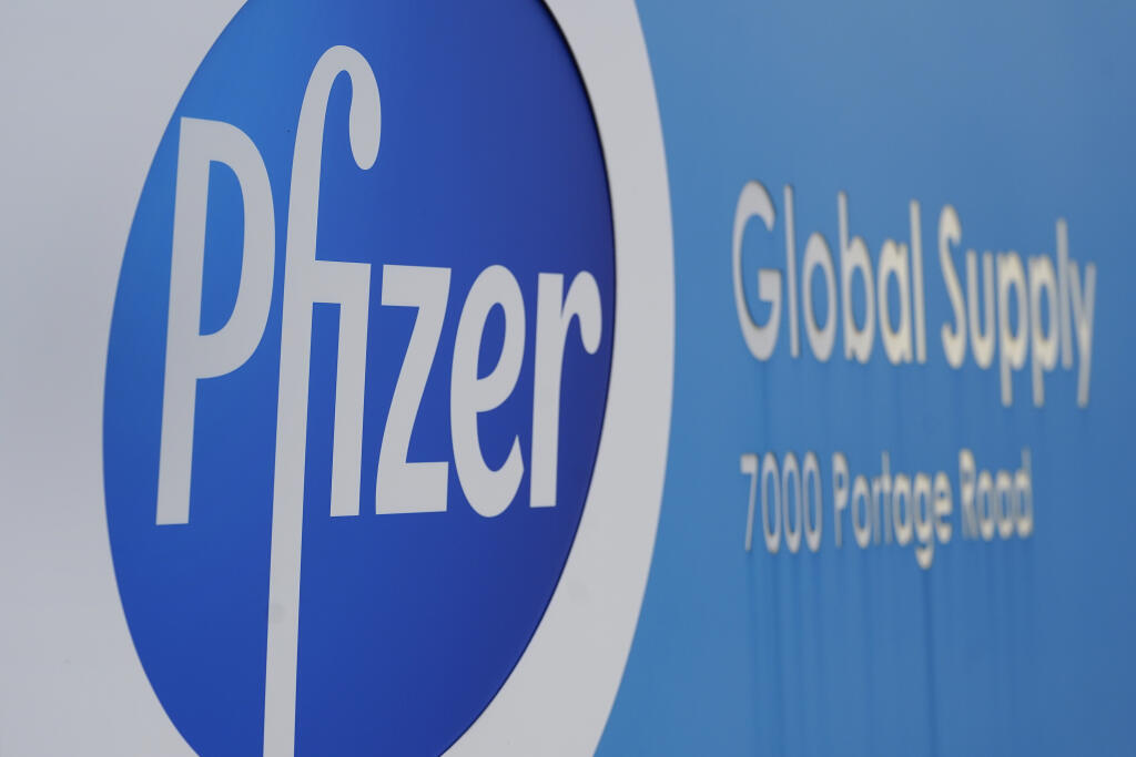 KK11 Portage - Na archívnej snímke z 11. decembra 2020 nápis spoločnosti Pfizer v závode farmaceutickej spoločnosti Pfizer v Kalamazoo, americkom štáte Michigen. Vakcína vyvinutá spoločnosťami BioNTech a Pfizer je účinná aj v prípade mutácií koronavírusu, ktoré nedávno objavili v Británii a Juhoafrickej republike. Naznačujú to výstupy z predbežnej štúdie zverejnenej v databáze americkej vedeckej inštitúcie Cold Spring Harbor Laboratory (CSHL), píše agentúra AP a denník The Guardian.   Nové varia
