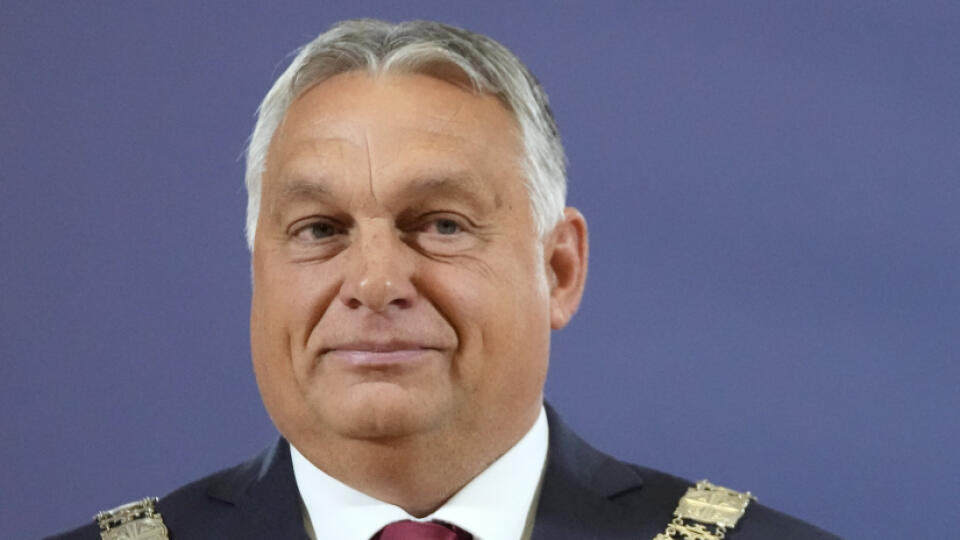 KK25 Belehrad - Maďarský premiér Viktor Orbán pózuje s vyznamenaním Rad Srbska počas stretnutia so srbským prezidentom Aleksandrom Vučičom v Belehrade 16. septembra 2022. FOTO TASR/AP
Hungary's Prime Minister Viktor Orban poses after receiving the Order of Serbia from Serbian President Aleksandar Vucic in Belgrade, Serbia, Friday, Sept. 16, 2022. Orban is on a one day working visit to Serbia. (AP Photo/Darko Vojinovic)