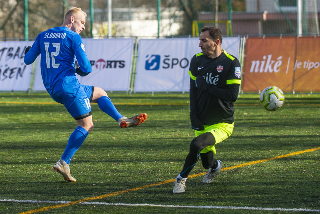 Na snímke zľava Emil Haladej (A-tím Slovenska) a Marek Paštrnák (Výber Bratislavy) počas prípravného zápasu reprezentačného kempu A-tímu Slovenska v malom futbale 29. novembra 2020 v Bratislave. FOTO TASR - Jakub Kotian
