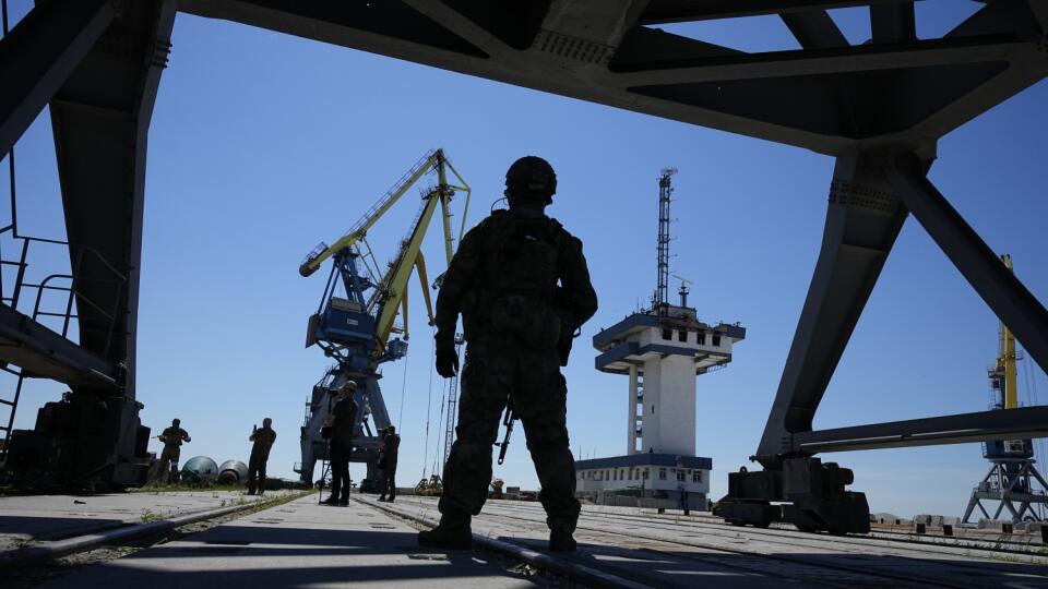 KK71 Mariupol - Ruský vojak stráži oblasť prístavu v Mariupole na Ukrajine, ktorý nedávno začal fungovať po ťažkých bojoch v nedeľu 12. júna 2022. FOTO TASR/AP
A Russian soldier guards an area of the Mariupol Sea Port which has recently started its work after heavy fighting in Mariupol, on the territory which is under the Government of the Donetsk People's Republic control, eastern Ukraine, Sunday, June 12, 2022. This photo was taken during a trip organized by the Russian Ministry of Defense. (A