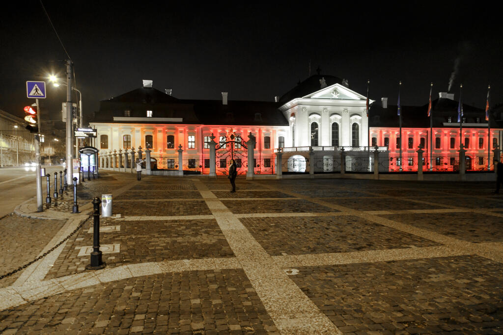 Na snímke Prezidentský palác v Bratislave vysvietený v rakúskych národných farbách na znak solidarity s Rakúskom a jeho obyvateľmi po pondelkových (2. 11.) teroristických útokoch v Bratislave 3. novembra 2020. FOTO TASR - Dano Veselský