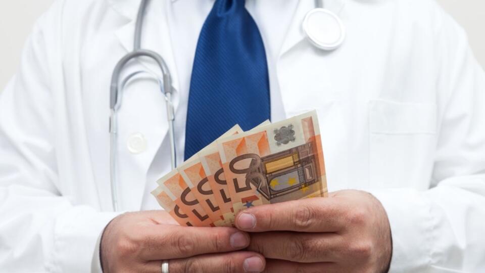 Slováci dlhujú na zdravotným poisťovniam milióny eur.