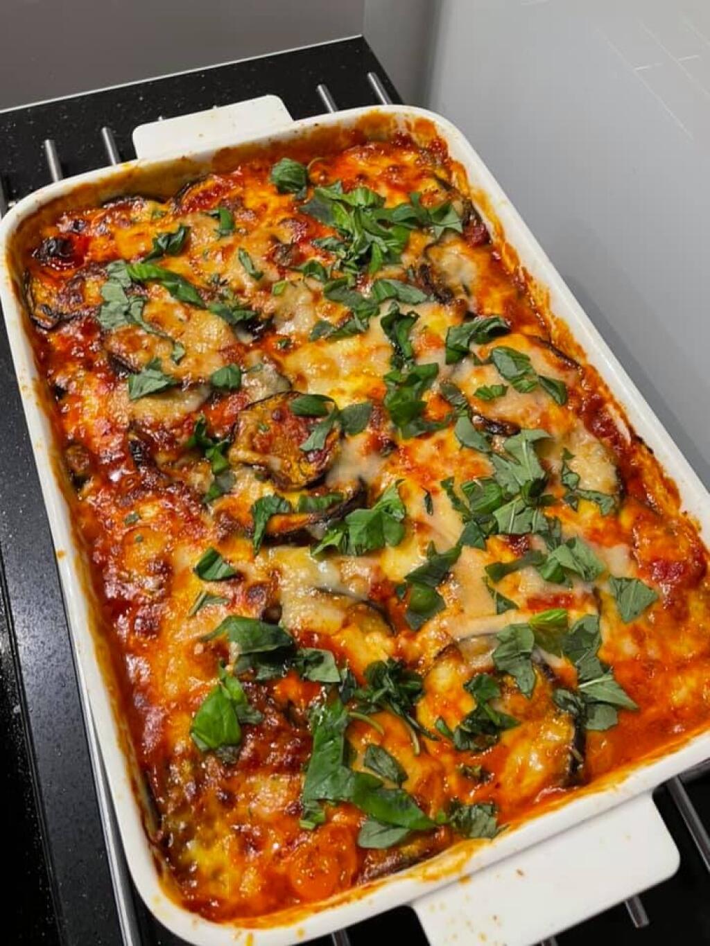 Šťastná mamička Monika Beňová si dala na obed zapekaný baklažán s mozarelou a paradajkovou omáčkou.