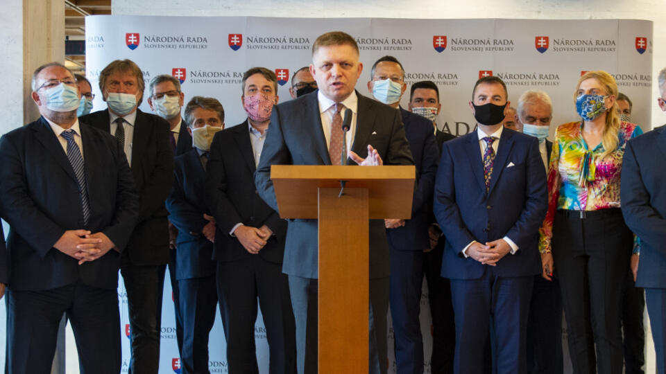 Na snímke je v popredí predseda strany Smer-SD Robert Fico počas tlačovej konferencie.