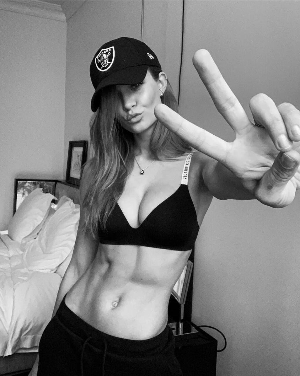 Josephine Skriver rada provokuje vo farbách a s logom tímu Raiders.