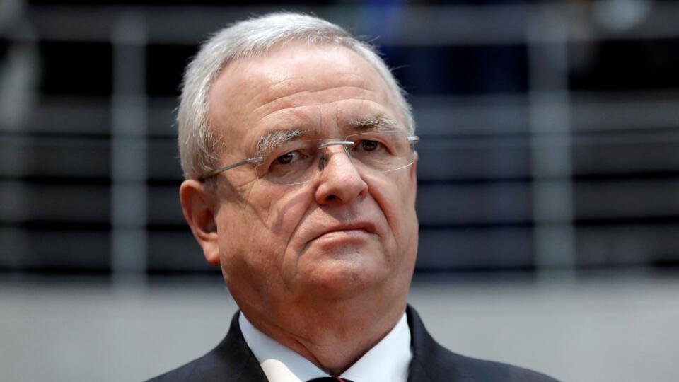 Na archívnej snímke z 19. januára 2017 bývalý šéf Volkswagenu Martin Winterkorn v Berlíne. Bývalý šéf Volkswagenu Martin Winterkorn sa postaví pred súd. Winterkorn stál na čele koncernu do roku 2015, keď musel odísť pre emisný škandál. Krajský súd v Braunschweigu v stredu 9. septembra 2020 po niekoľkých oneskoreniach pripustil žalobu na 73-ročného Winterkorna, ktorý je obvinený z podvodu. Zatiaľ nie je jasné, kedy sa súdne konanie začne.