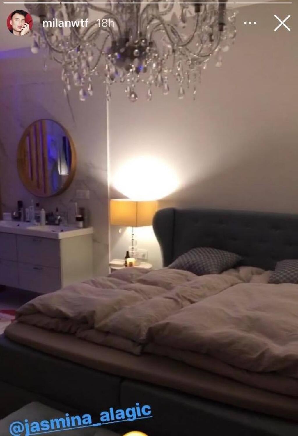 Milan má kúsok od postele dve umývadla. A nedá sa nevšimnúť okázaly luster.