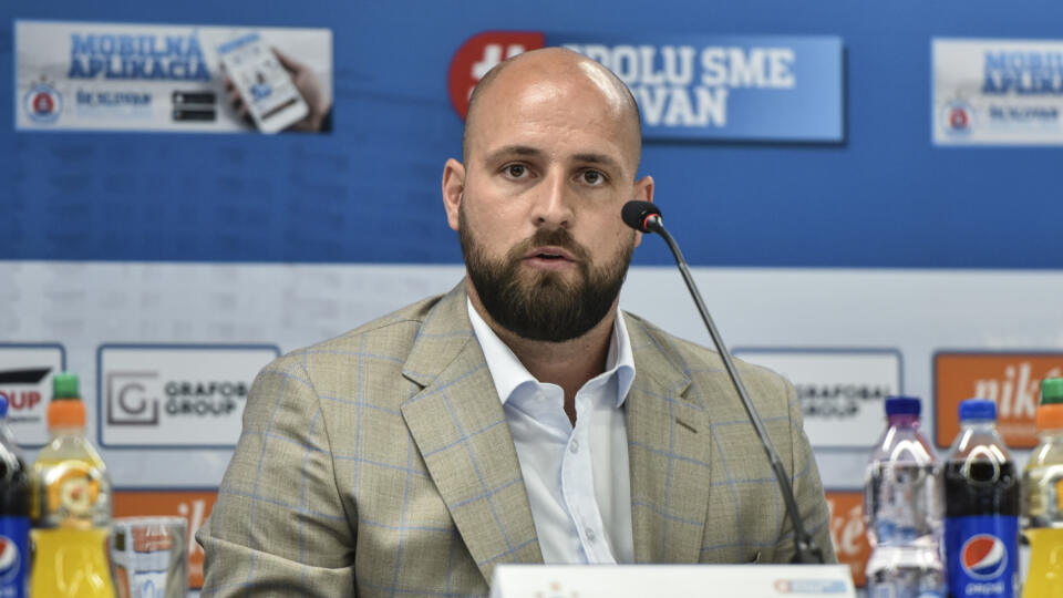 Na snímke generálny riaditeľ ŠK Slovan Bratislava Ivan Kmotrík ml. počas tlačovej konferencie.