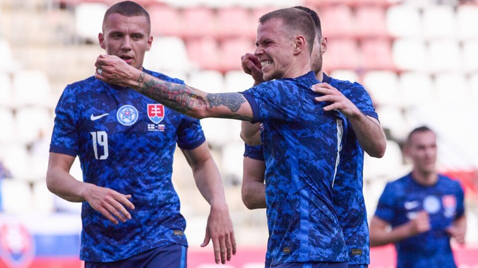 JB 29 Murcia - Slovenský hráč Ondrej Duda (uprostred) oslavuje so spoluhráčmi po tom, ako strelil úvodný gól v prípravnom futbalovom zápase Fínsko - Slovensko v španielskom meste Murcia 29. marca 2022. FOTO TASR/AP
Slovakia's Ondrej Duda celebrates after scoring the opening goal during an international friendly soccer match between Finland and Slovakia at Nueva Condomina stadium in Murcia, Spain, Tuesday, March 29, 2022. (AP Photo/Francisco Macia)