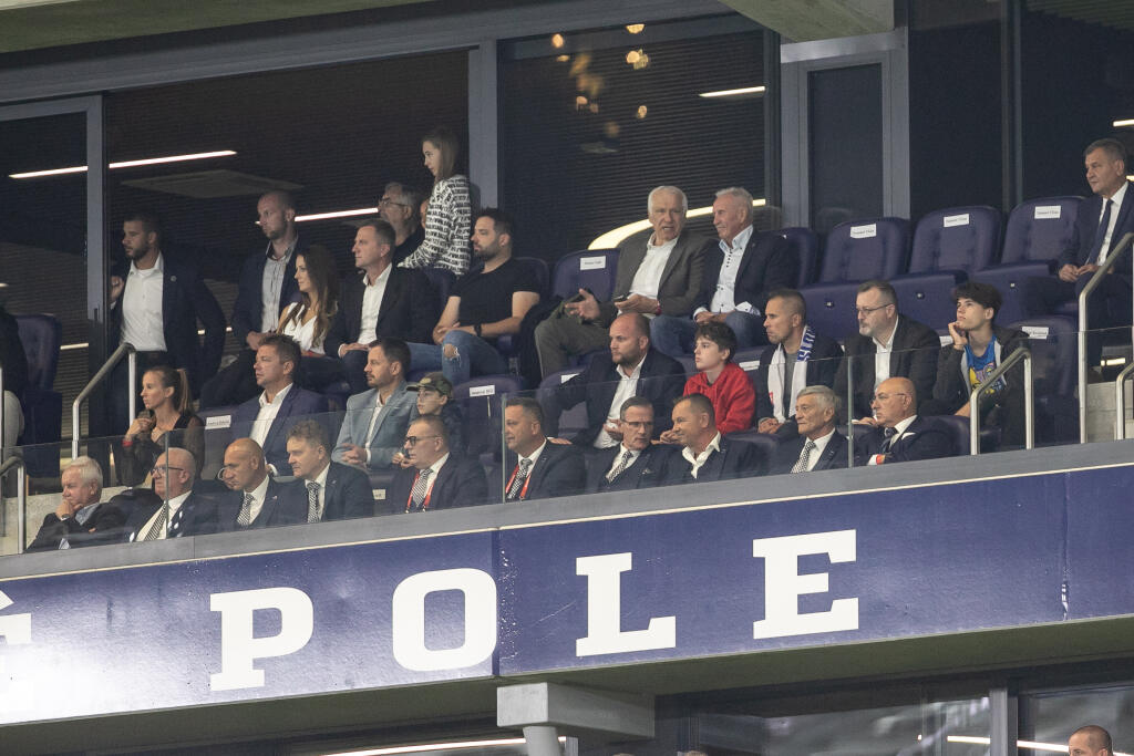 Kvalifikačný zápas o postup na Majstrovstvá sveta 2022 si z VIP priestorov vychutnával napríklad aj legendárny Dušan Galis.