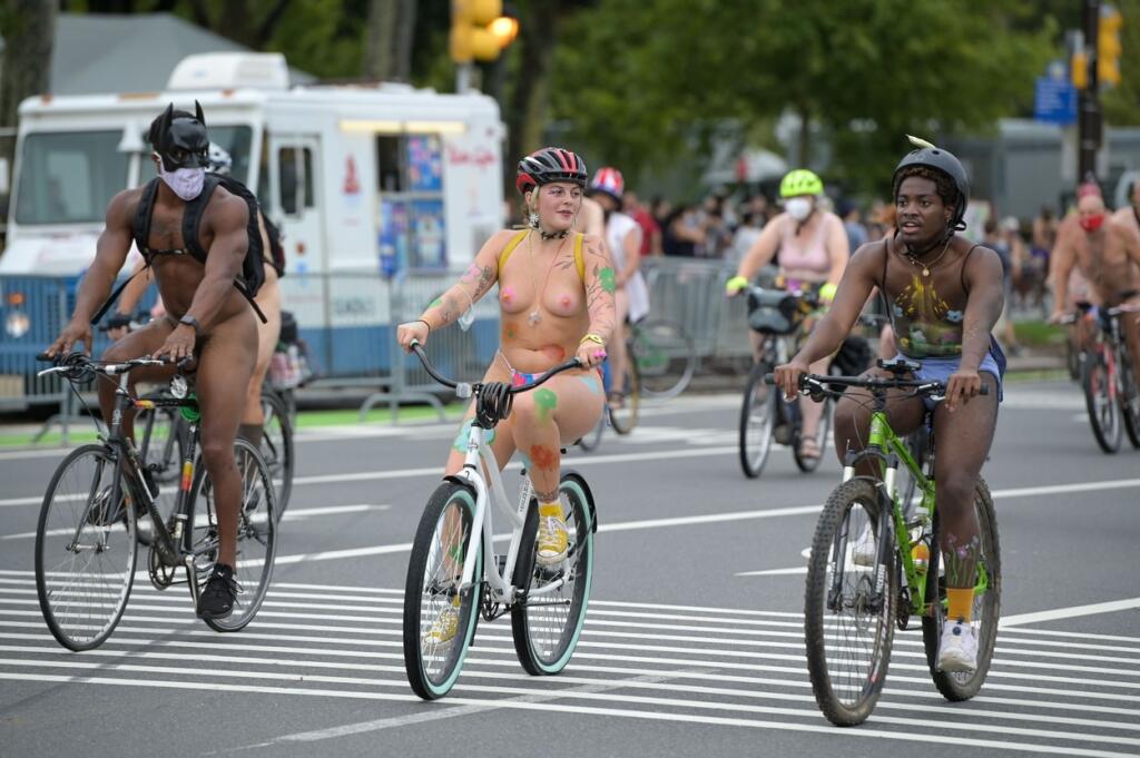 Bicykle a športovci, ktorí ukázali úplne všetko. Americké mesto Philadelphia opäť ožilo a zaplnilo sa obnaženými cyklistami.