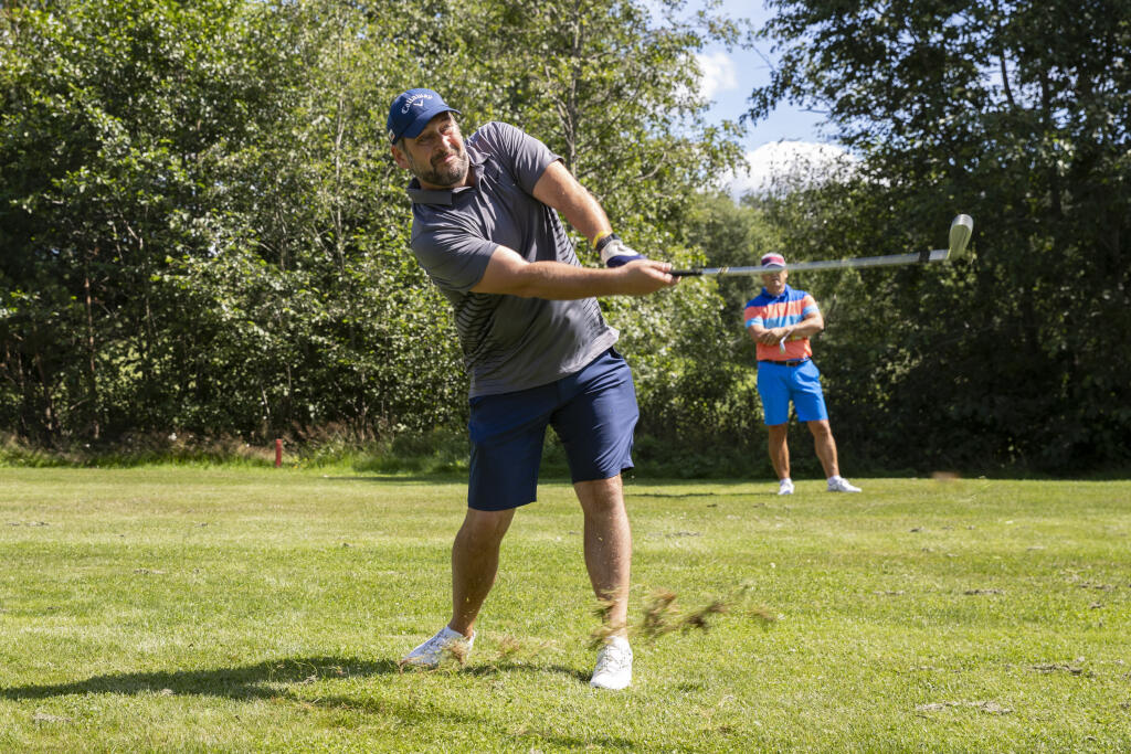 Na golfovom turnaji si zahrali nielen hokejové legendy a Rory Sabbatini, ale aj známi herci. Na fotke Martin Mňahončák.