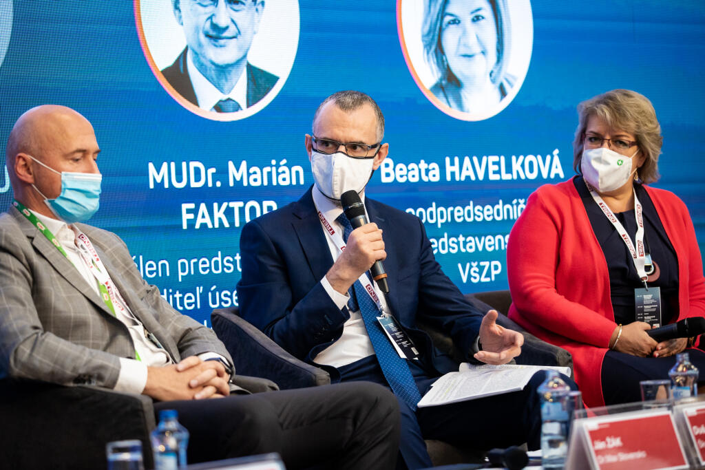 Ján Žák, výkonný riaditeľ, Dr.Max Slovensko (vľavo), Dušan Ďurík, advokát a partner, Škubla & Partneri a Monika Lancová, odbor liekovej politiky, ZP Dôvera